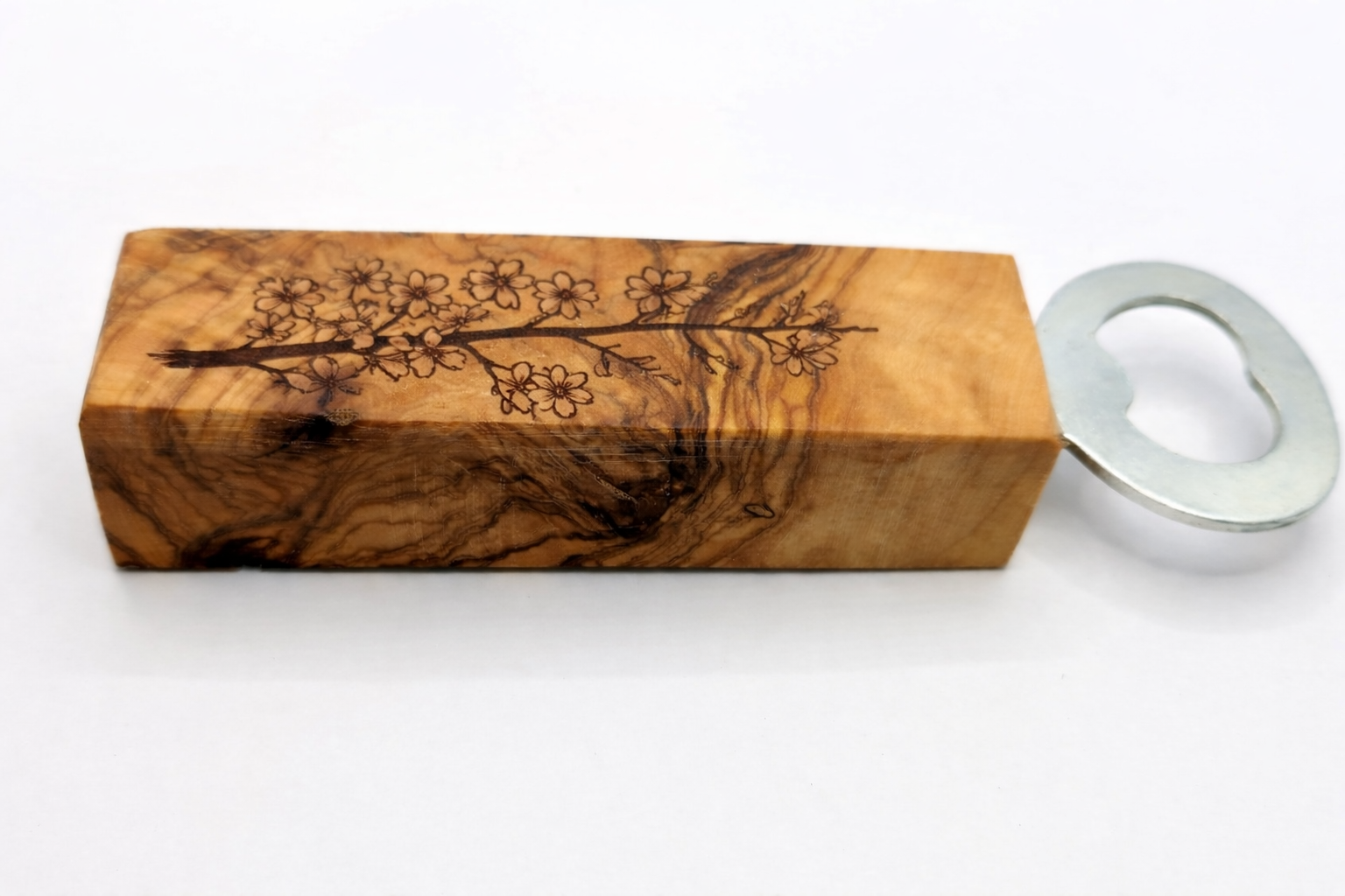Flaschenöffner aus Olivenholz mit Kirschblüten-Gravur