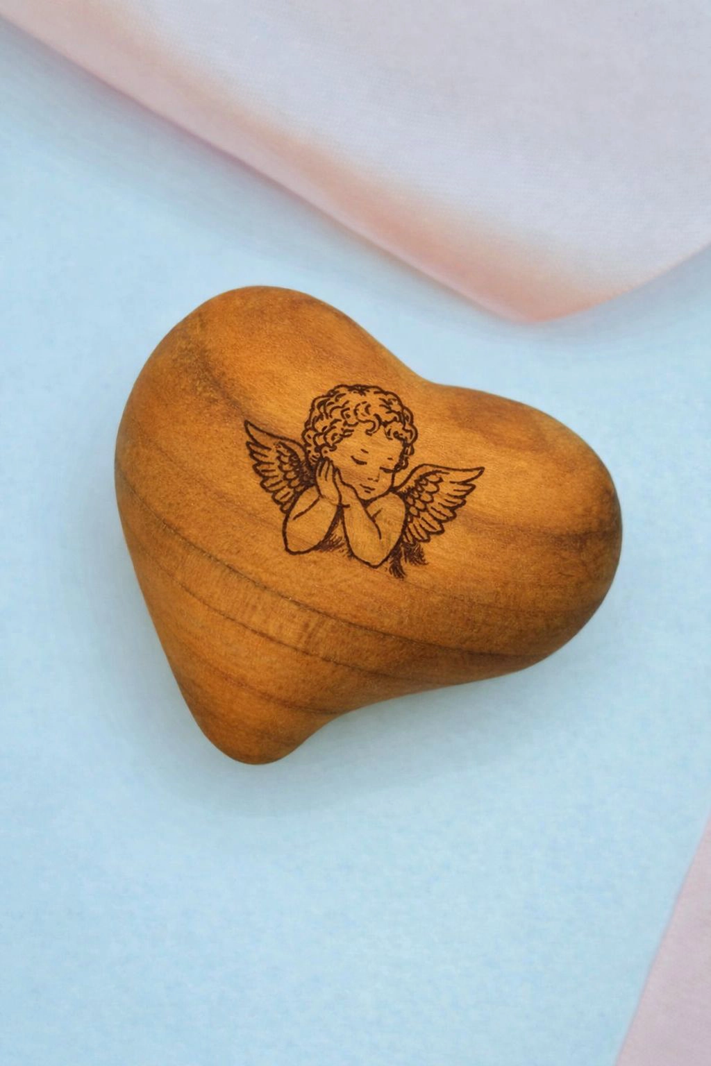Herzförmiger Handschmeichler aus Holz mit Engelgravur