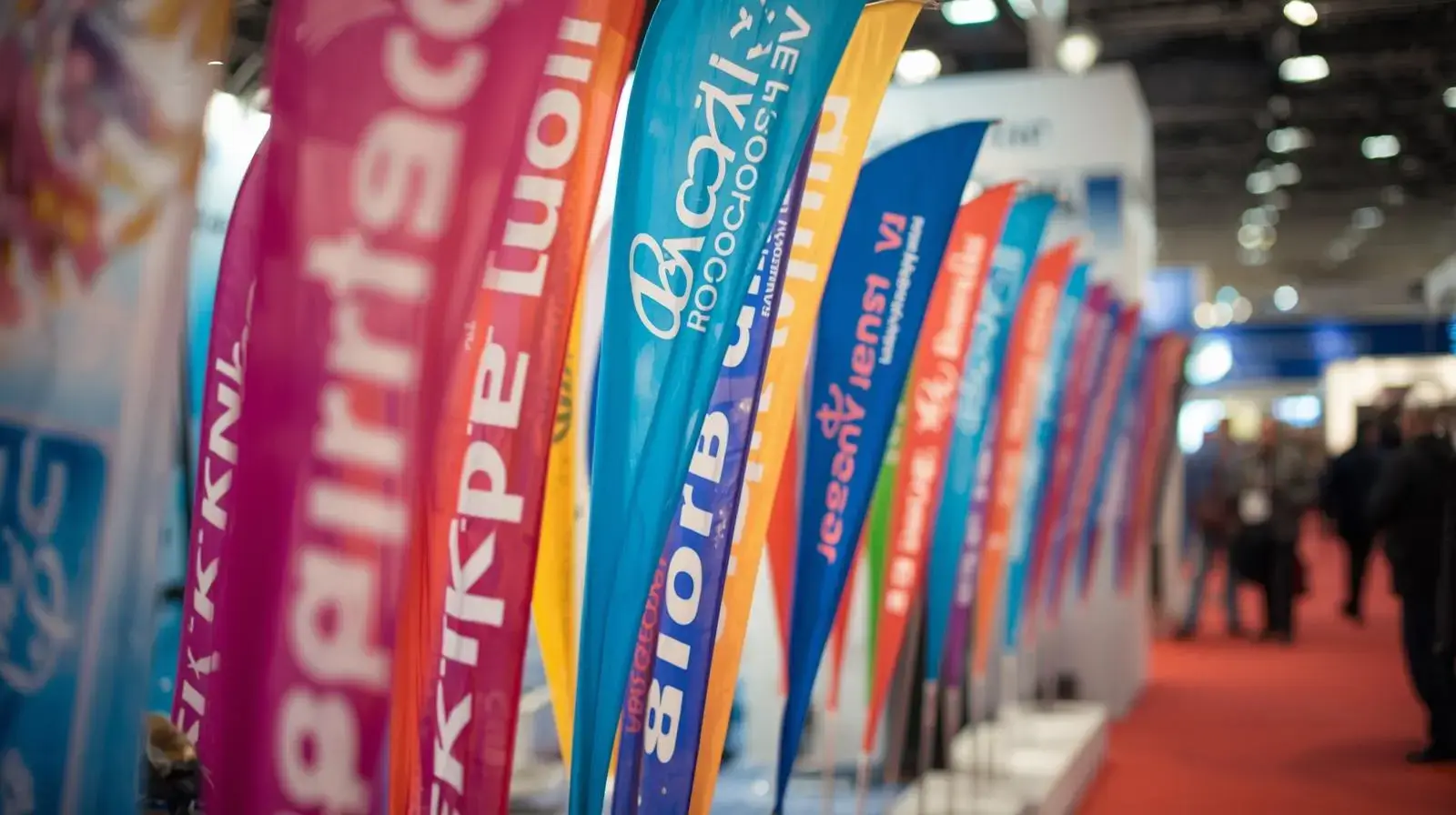 Reihe bunter Beachflags als Werbemittel auf Messe