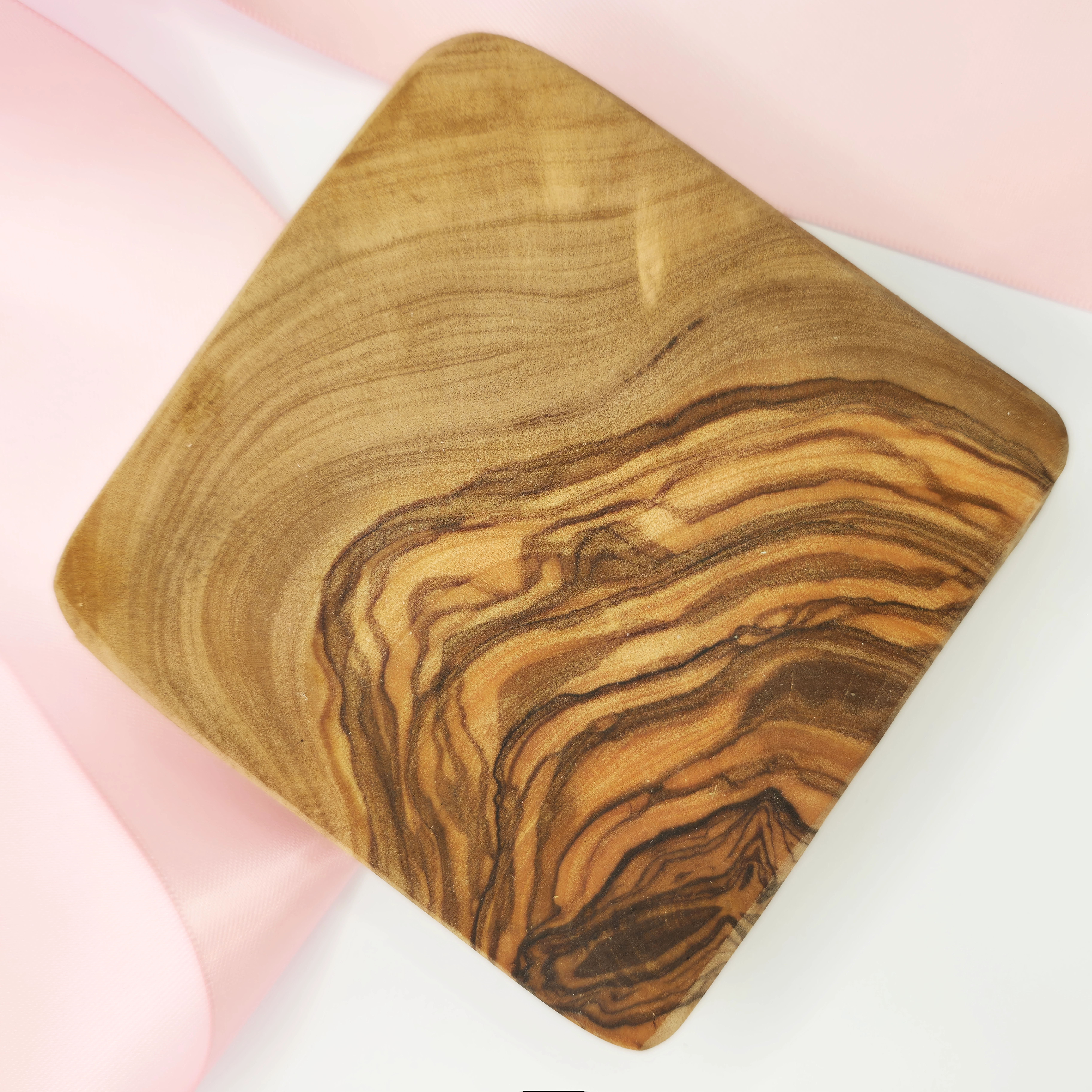 Quadratisches Schneidebrett aus gemasertem Olivenholz