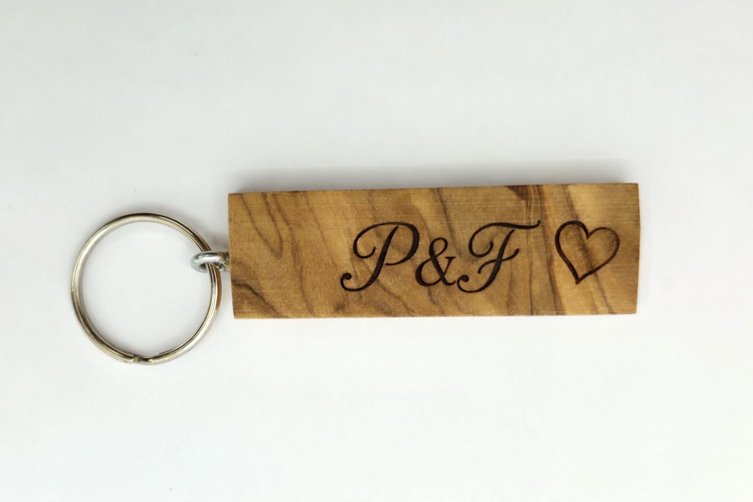 Rechteckiger Holzschlüsselanhänger mit Gravur P & F und Herz