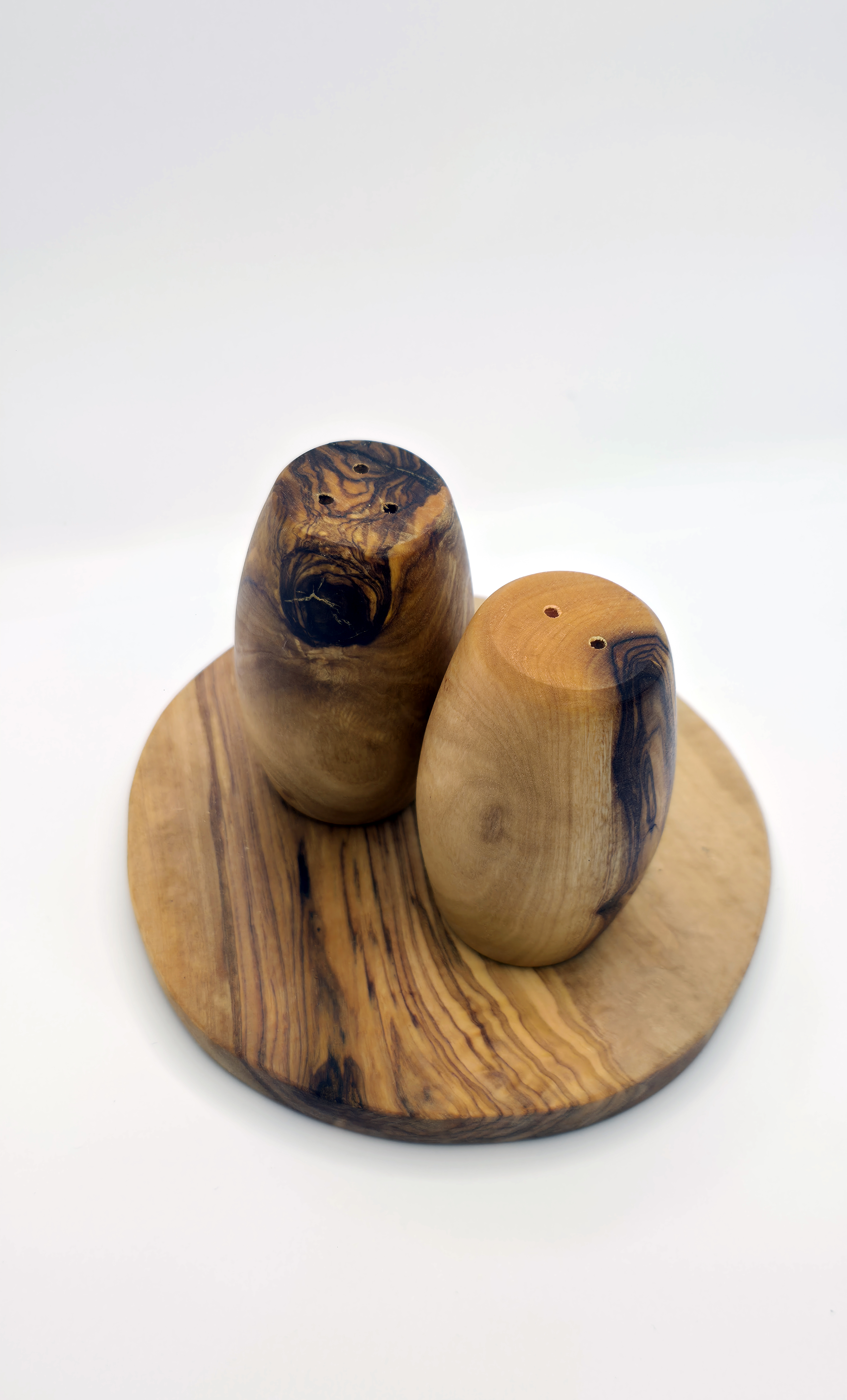 Rundes Olivenholzbrett mit Salz- und Pfefferstreuern