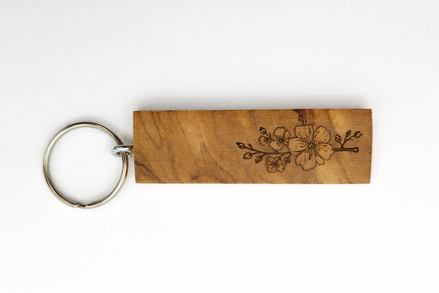 Rechteckiger Holz-Schlüsselanhänger mit Blumen Gravur